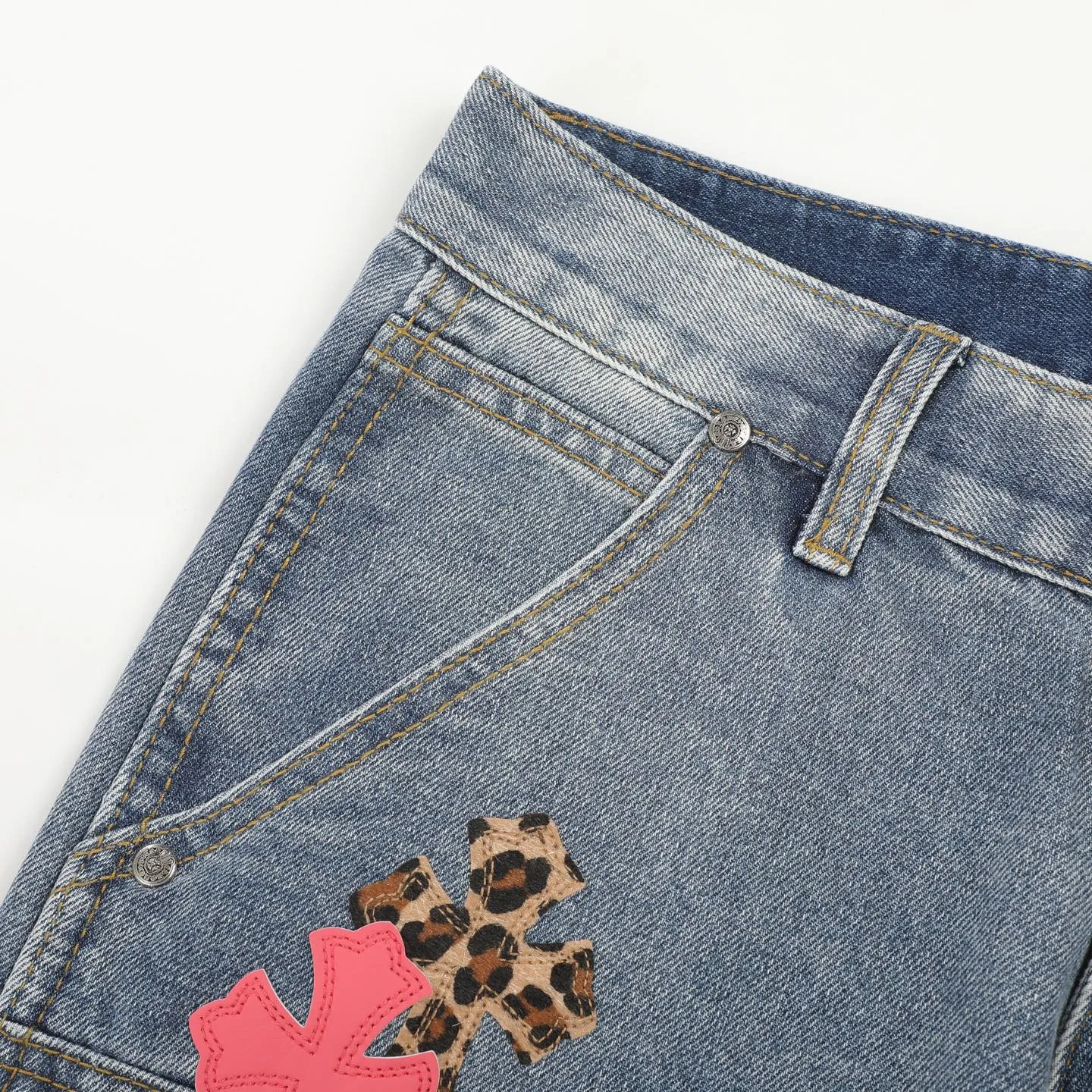 P280 CH Chromehearts Malaysia-limited leopard print cross patchwork leather workwear jeans and logging pants. The counter price is 34W. It is decorated with patchwork cross patterns and washed jeans! ! An absolutely high-end luxury product, a 1.9W-level god-level single product, a super popular product, made by top heavy industry, a magic weapon that cannot be missed! [About Zangyin] This is an extremely luxurious fashion brand that can also be called the aristocracy of the high street. It has always been an exclusive brand for some hipsters or rich second generations. Compared with ordinary high streets, it is more luxurious and noble. Compared with luxury brands, it is more fashionable and individual. It has always been a brand that I have a special liking for. [Top heavy industry fashion design] Consistently high-street luxury style. Speaking of this style, the Zangyin family and GU family are definitely the leading representative brands. Especially the Zangyin family has really achieved a state-of-the-art effect in creating high-street style. The unique washed material is used to create this style. The color system is already quite eye-catching. After it is decorated with patchwork cross flowers, it cleverly highlights the charm of the brand. Secondly, this style uses classic The high-waist cutting design highlights the long legs and fashionable temperament of the upper body. The brand is highly recognizable and the slim fit configuration is more suitable for daily wear. It is a product that interprets personality, fashion, and specifications at a glance. This single product is enough to make any fan excited. It can be a white T-shirt for a youthful college style, or a tight suspender for a royal style. It has strong matching ability and can be easily controlled by men.  [Materials and craftsmanship] Needless to say, this point goes without saying. As an excellent craftsman brand, Zangyin’s requirements for details and craftsmanship are really perfect. The washed color of this model has gone through so many processes, not to mention the embellishment of denim appliques. It is also purely hand-made and sewn. Just like what they believe in, only hand-made things have soul and have the meaning of wear. A top-notch heavy-duty fashionable denim item, I look forward to your perfect interpretation! !  Color: blue Size: 28-36